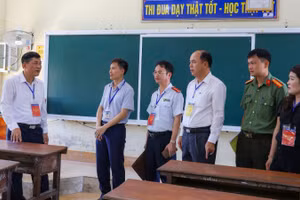 Phó Chủ tịch Ủy ban nhân dân tỉnh Nghệ An, Trưởng Ban chỉ đạo thi tốt nghiệp trung học phổ thông kiểm tra công tác chuẩn bị cho trên địa bàn tỉnh. (Ảnh: KIM OANH)