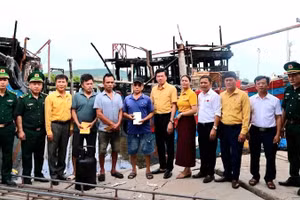 Đại diện lãnh đạo Ủy ban Mặt trận Tổ quốc Việt Nam tỉnh Nghệ An cùng các đơn vị, địa phương thăm hỏi, động viên các chủ tàu cá bị cháy.