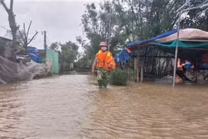 Bà Hoàng Thị Thuyết, Bí thư Chi bộ khối Thuận Hòa, phường Trường Vinh đi kiểm tra, nhắc nhở người dân sơ tán khẩn cấp do nước sông Lam dâng cao hồi tháng 9/2025.