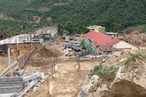 Trường Phổ thông nội trú liên cấp tiểu học và trung học cơ sở Bắc Lý đang được nhà thầu tích cực thi công.