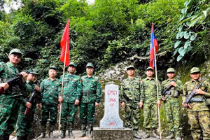 Lực lượng hai bên kiểm tra thực trạng đường biên, hệ thống mốc quốc giới.