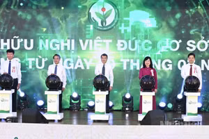 Thủ tướng Lê Minh Hưng và các đại biểu thực hiện nghi thức khai trương hoạt động của Bệnh viện Hữu nghị Việt Đức cơ sở Ninh Bình.