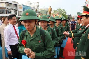 Các thanh niên hăng hái lên đường nhập ngũ.