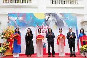 Ban tổ chức cắt băng khánh thành triển lãm. (Ảnh: THÀNH ĐẠT)