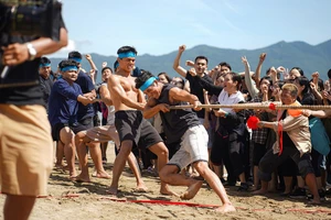 Phim tái hiện những hoạt động văn hóa truyền thống của người dân làng chài.