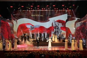 Nghệ sĩ Nhân dân Quốc Hưng và ca sĩ Thu Hằng trình bày trường ca “Đất nước hôm nay”. (Ảnh: NVCC)