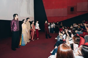 Đoàn làm phim giao lưu với khán giả tại rạp Lotte Ninh Kiều, Cần Thơ. (Ảnh: Galaxy Studio)