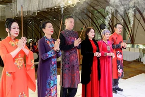 Câu lạc bộ Áo dài Việt Nam thắp hương tri ân Tổ nghề.