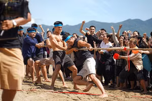 Phim tái hiện những hoạt động văn hóa truyền thống của người dân làng chài.