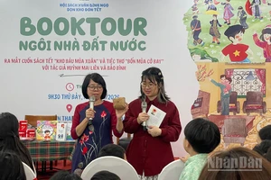 Hai tác giả Huỳnh Mai Liên và Bảo Bình giới thiệu với độc giả nhí quả bàng vuông từ Trường Sa.