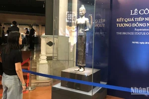 Tượng đồng Nữ thần Durga tại Bảo tàng Lịch sử quốc gia Việt Nam.