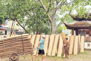 Nghề truyền thống làng Thổ Hà. (Ảnh: AN TRÂN _ VĂN GIANG)