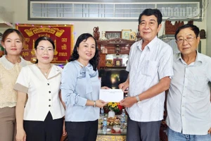 Đồng chí Đỗ Ái Lam, Phó Bí thư Đảng ủy, Chủ tịch Ủy ban nhân dân xã Hòa Bình (tỉnh Cà Mau) đến thăm, tặng quà ông Lý Khol, nguyên Phó Vụ trưởng Vụ Địa phương 3, Ủy ban Dân tộc của Chính phủ. (Ảnh: HỒNG ĐÀO)