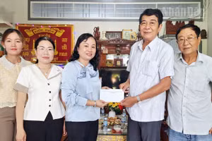 Đồng chí Đỗ Ái Lam, Phó Bí thư Đảng ủy, Chủ tịch Ủy ban nhân dân xã Hòa Bình (tỉnh Cà Mau) đến thăm, tặng quà ông Lý Khol, nguyên Phó Vụ trưởng Vụ Địa phương 3, Ủy ban Dân tộc của Chính phủ. (Ảnh: HỒNG ĐÀO)