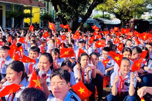 Học sinh Trường trung học cơ sở Võ Thị Sáu (tỉnh Cà Mau) tưng bừng, hân hoan chính thức bước vào năm học mới 2025-2026. (Ảnh: TRỌNG DUY)