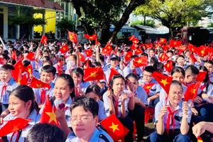Học sinh Trường trung học cơ sở Võ Thị Sáu (tỉnh Cà Mau) tưng bừng, hân hoan chính thức bước vào năm học mới 2025-2026. (Ảnh: TRỌNG DUY)