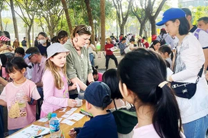 Gian hàng làm thủ công thu hút đông đảo học sinh tham gia.