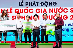 Lãnh đạo Cục Quản lý và Xây dựng công trình thủy lợi tặng bình đựng nước và thiết bị rửa tay di động cho học sinh THCS trên địa bàn tỉnh Đắk Lắk.