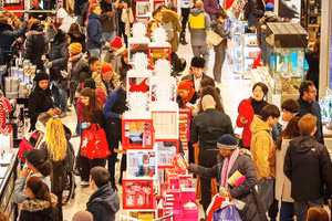 Việc FED cắt giảm lãi suất sẽ kích thích tiêu dùng tại Mỹ dịp cuối năm. Ảnh: CNN