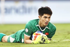 Thủ môn Trần Trung Kiên ngày càng thể hiện bản lĩnh. Ảnh: VFF