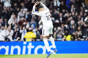 Kylian Mbappe ăn mừng bàn thắng thứ 59 trong năm theo phong cách thần tượng Cristiano Ronaldo.