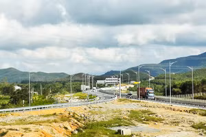 Đẩy mạnh giải ngân vốn đầu tư cho các dự án đường cao tốc Bắc - Nam góp phần thúc đẩy tăng trưởng tín dụng. Ảnh: NAM ANH