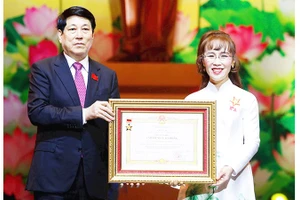 Chủ tịch nước Lương Cường trao tặng danh hiệu Anh hùng Lao động cho bà Nguyễn Thị Phương Thảo. 