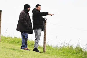 Hai kẻ khủng bố trong chuyến trinh sát tại cảng Dover. Ảnh: GREATER MANCHESTER POLICE