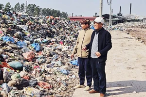 Bãi rác lớn được xử lý khử mùi bằng công nghệ vi sinh mới.