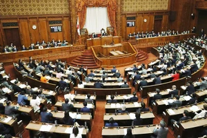 Phiên họp thông qua gói ngân sách bổ sung của Quốc hội Nhật Bản. Ảnh: JAPAN TIMES