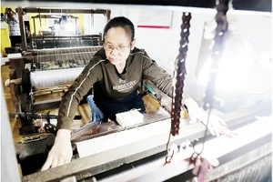 Lao động lớn tuổi giàu kinh nghiệm làm việc tại HTX dệt đũi Nam Cao (Hưng Yên). Ảnh: KHIẾU MINH