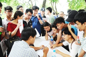 Tư vấn tuyển sinh tại Đại học Bách khoa. Ảnh: ĐÔNG BẮC