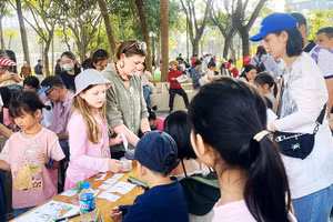 Gian hàng làm thủ công thu hút đông đảo học sinh tham gia.