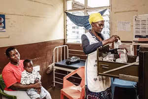 Một trung tâm y tế ứng dụng vaccine từ mRNA ngừa HIV tại Uganda. Ảnh: AP 