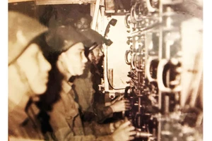 Kíp trắc thủ điều khiển tiểu đoàn 52, Đơn vị Anh hùng Lực lượng vũ trang nhân dân (từ ngoài vào trong: Trần Hay, trắc thủ phương vị; Hoàng Văn Nam, trắc thủ cự ly; Vương Thái Thanh, trắc thủ góc tà).