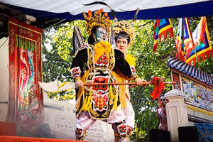 Hết mình trên sân khấu.