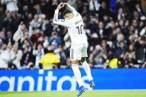 Kylian Mbappe ăn mừng bàn thắng thứ 59 trong năm theo phong cách thần tượng Cristiano Ronaldo.