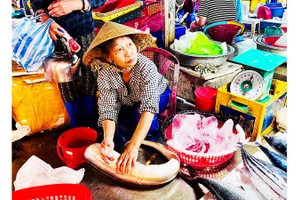 Gần 75 tuổi, bà Bài vẫn giữ nguyên “danh hiệu” làm cá giỏi nhất chợ, khách nào ghé cũng khen.