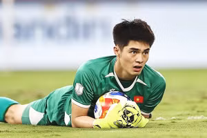 Thủ môn Trần Trung Kiên ngày càng thể hiện bản lĩnh. Ảnh: VFF