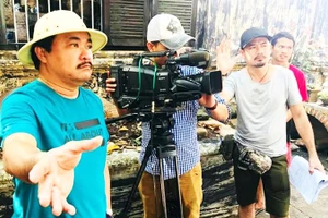 NSƯT Phương Điền chỉ đạo cảnh quay bộ phim “Mẹ Biển” tại Phan Thiết, đầu năm 2025. Ảnh: Đoàn làm phim cung cấp