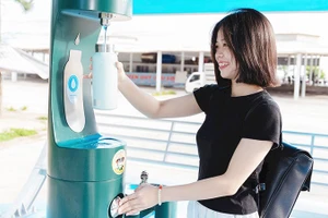 Các điểm “Refill” nước miễn phí góp phần thay đổi thói quen dùng chai nhựa của du khách khi đến tham quan Huế. 