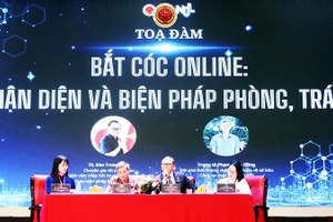 Các chuyên gia chia sẻ kiến thức về phòng, tránh tội phạm online tại buổi tọa đàm.