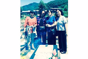 Nhà văn Vũ Thị Hồng (thứ hai từ phải sang) cùng các đồng nghiệp về thăm lại chiến trường xưa, viếng mộ nhà thơ Nguyễn Mỹ ở nghĩa trang Bắc Trà Mi (Đà Nẵng). Ảnh tư liệu