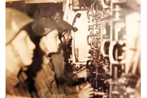 Kíp trắc thủ điều khiển tiểu đoàn 52, Đơn vị Anh hùng Lực lượng vũ trang nhân dân (từ ngoài vào trong: Trần Hay, trắc thủ phương vị; Hoàng Văn Nam, trắc thủ cự ly; Vương Thái Thanh, trắc thủ góc tà).