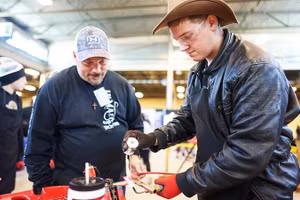 Friesen trải nghiệm tại hội chợ hướng nghiệp. Ảnh: THE GLOBE AND MAIL