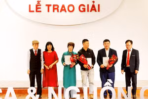 Trao giải A của cuộc thi. Ảnh: ANH QUÂN