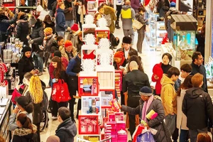 Việc FED cắt giảm lãi suất sẽ kích thích tiêu dùng tại Mỹ dịp cuối năm. Ảnh: CNN