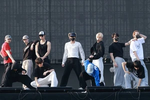 Các tân binh lần đầu đứng trên concert lớn trong sự nghiệp. (Ảnh: YeaH1)