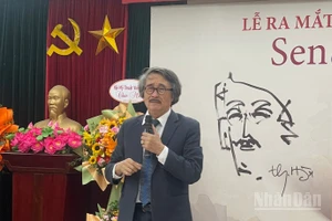 Tiến sĩ mỹ học Thế Hùng tại buổi ra mắt tập thơ.