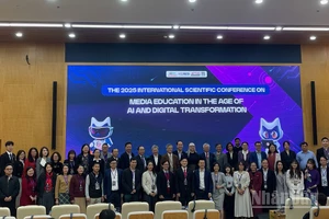 Các diễn giả, đại biểu tham gia hội thảo.